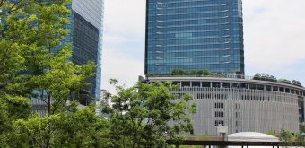 Grand Green Osaka (Umeda), vue sur les pelouses en arc de cercle du parc Umekita partie sud
