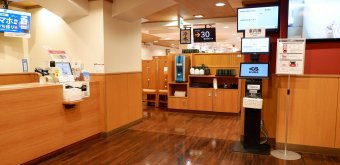 Kura Sushi, Akabane Station East Exit Store (Tokyo nord), borne d'enregistrement et caisse à l'entrée du restaurant