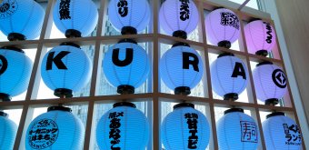 Kura Sushi, Global Flagship Store Oshiage Station (Tokyo Skytree), lanternes décoratives de l'établissement