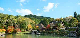 Hida no Sato (Alpes Japonaises), vue d'ensemble sur le village traditionnel et son étang à l'automne