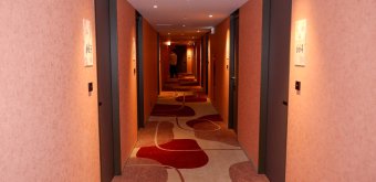 The Royal Park Hotel Maihama Resort Tokyo-Bay (Chiba), couloir d'accès aux chambres de l'hôtel