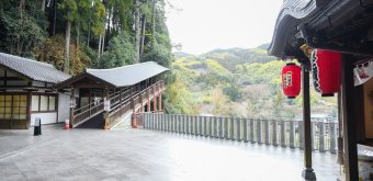 Nanzo-in (Sasaguri, Fukuoka), lanternes des pavillons Ebisu-do et Daikoku-do et accès à l'esplanade du grand Bouddha couché