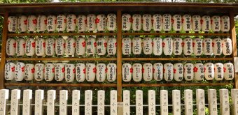 Nagaokakyo (Kyoto), Lanternes de papier offertes au sanctuaire Nagaoka Tenmangu