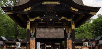 Toyokuni-jinja (Kyoto), Grande porte karamon et plaque votives ema en forme de calebasse