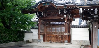 Azabu-Juban (Tokyo), Porte traditionnelle du temple Zenpuku-ji à Moto-Azabu