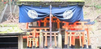Fushimi Inari Taisha à Kyoto, Autel de prière le long de l'ascension du mont Inari 2