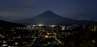 Mt.Fuji Glamping Terrace MINENOHANA (Kawaguchiko), vue sur le Mont Fuji de nuit