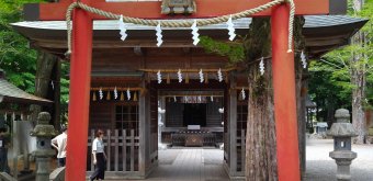 Oshino Hakkai (Fujiyoshida), Grand torii vermillon et entrée principale du sanctuaire Sengen-jinja