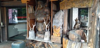 Oshino Hakkai (Fujiyoshida), Statue et autel dédié à Hotei l'un des 7 dieux du bonheur 
