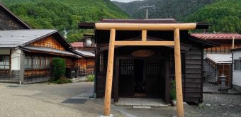 Narai-juku (préfecture de Nagano), Portail torii en bois au bord de l'ancienne route Nakasendo