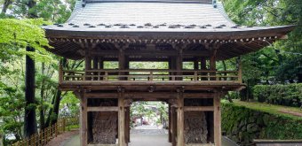 Pèlerinage de Shikoku, porte avec sandales de pèlerin du Okubo-ji (88e temple)