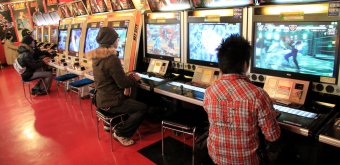 Bornes de jeux rétro dans une salle d'arcade (Game Center) à Tokyo