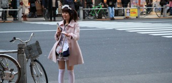 Akihabara (Tokyo), jeune fille habillée en maid 2