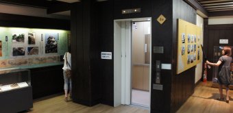 Château d'Okayama, ascenseur pour monter les étages à l'intérieur du donjon