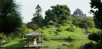 Koraku-en (Okayama), vue sur le jardin japonais et le donjon du château