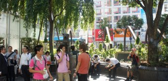 Shibuya (Tokyo), place autour de la statue Hachiko en face de la gare 2