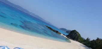 Zamami (Okinawa), Vue sur la plage de sable blanc et parasols