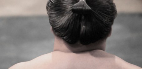 Tournoi de Sumo à Osaka, Détail de la coiffure d'un lutteur