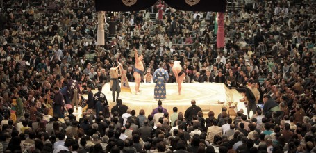 Tournoi de Sumo à Osaka, Lutteurs et arbitre sur le dohyo avant le match