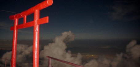 Ascension du Mont Fuji, passage de Torii la nuit sur le sentier Yoshida