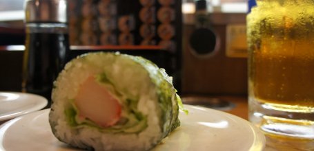 Assiette de futomaki-zushi dans un restaurant de kaiten-zushi