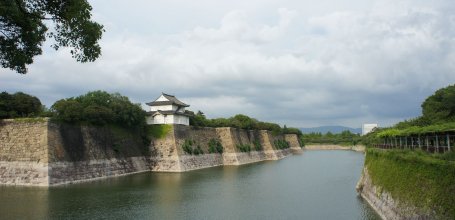 Chateau d'Osaka, vue sur les douves et une tourelle