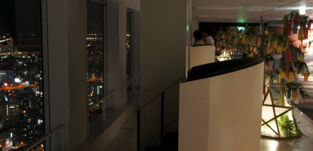 Umeda Sky Building (Osaka), Vue nocturne de l'observatoire avec décorations du festival Tanabata