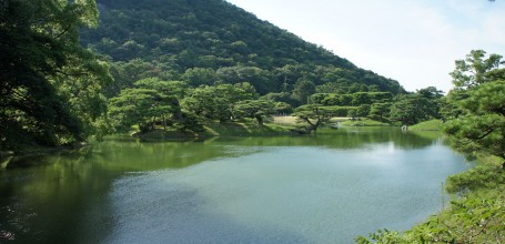 Ritsurin Koen (Takamatsu), Vue d'ensemble sur le Mont Shiun et un étang