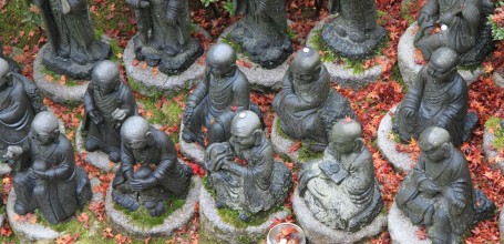 Daisho-in (Miyajima), Statues bouddhiques avec offrandes en numéraire