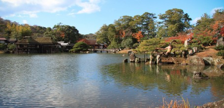 Hikone, Etang du jardin Genkyu-en en automne 3