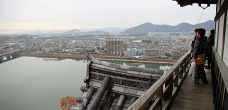 Château d'Inuyama (préfecture d'Aichi), Vue panoramique sur la ville depuis le donjon en automne
