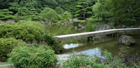 Keitaku-en (Osaka), Petit pont de pierre du jardin japonais