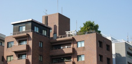 Chidorigafuchi à Tokyo, Portail shinto torii au sommet d'un immeuble