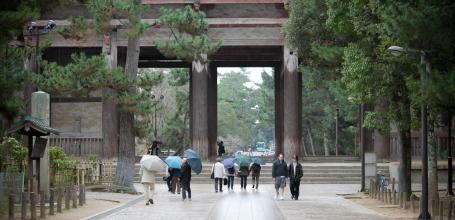 Todai-ji (Nara), porte Nandai-mon sous la pluie