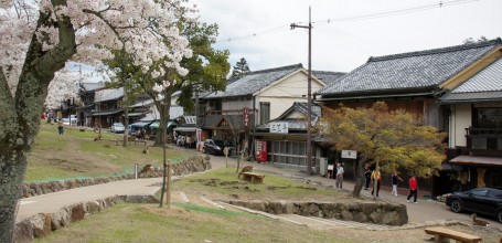 Mont Wakakusa (Nara), Rue commerçante au départ du sentier de randonnée