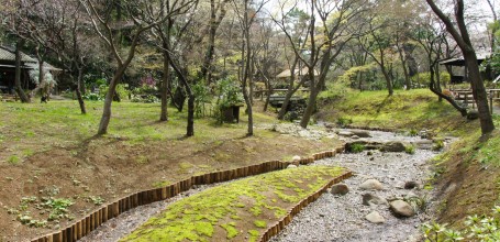 Rivière artificielle du jardin Sankei-en à Yokohama