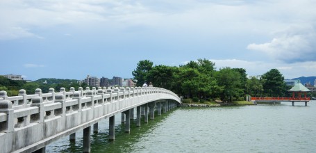 Parc Ohori (Fukuoka), Grand pont et pavillon Ukimi-do sur le lac