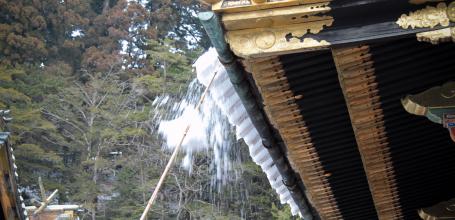 Toshogu à Nikko, déneigement d'un toit