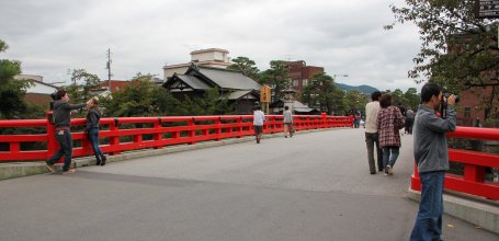 Takayama (Alpes Japonaises), pont vermillon Naka-bashi dans le centre-ville historique
