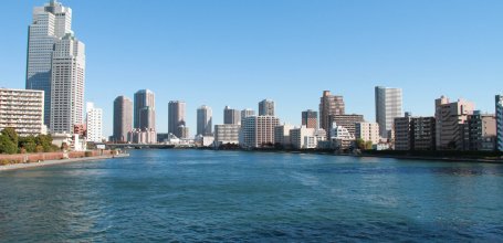 Tsukishima, vue sur les immeubles de l'île depuis la rivière Sumida