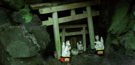 Sasuke Inari-jinja (Kamakura), Grotte avec statuettes de renards et portes torii