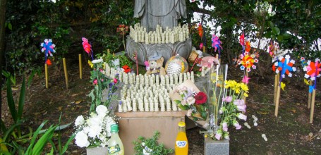 Chofu, Jindai-ji, Statue de Jizo et offrandes