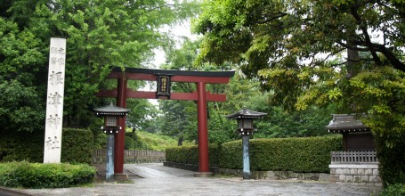 Nezu-jinja (Tokyo), Grand torii à l'entrée principale du sanctuaire