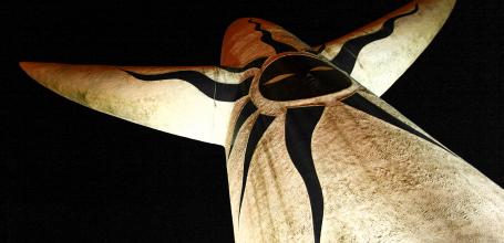 Parc Expo'70 (Osaka), le Soleil Noir à l'arrière de la Tour du Soleil