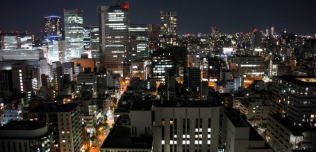 Vue nocturne sur les toits de Tokyo