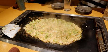 Ryogoku, okonomiyaki dans un restaurant japonais du complexe Edo NOREN