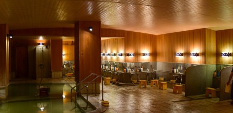 Ryokan Atsumi Onsen Bankokuya (Tsuruoka), bain commun onsen avec douche individuelle 