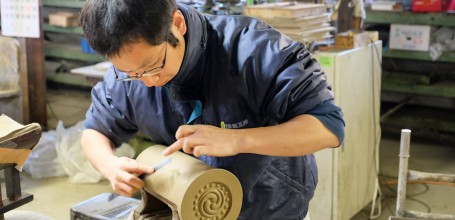 Koyo Seiga (Himeji), Artisan fabricant une tuile Ibushi