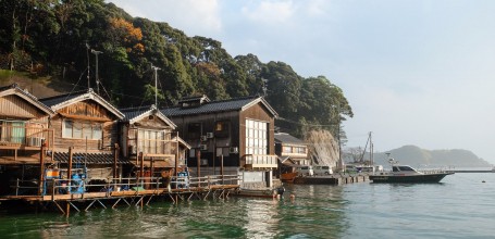 Ine (Kyoto), vue sur les maisons funaya installées sur l'eau au soleil couchant 2