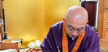 Sanbutsu-ji (Tottori), Moine traçant le sceau goshuin du temple